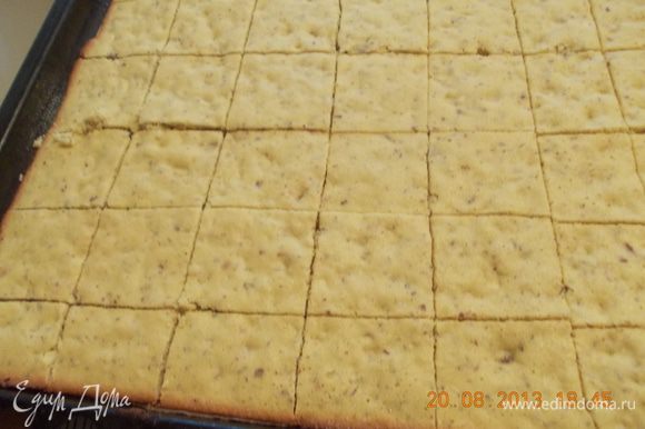 горячий пласт разрезаем на квадратики и оставляем, чтобы печенье остыло, можно, конечно, сахарной пудрой для красоты посыпать, но мне показалось, что и без неё сладко.