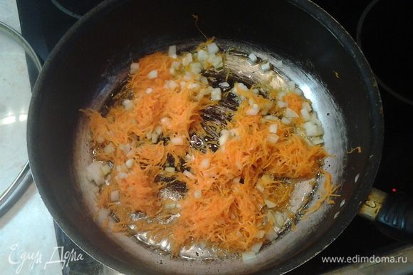 Морковь натереть на мелкой терке, лук мелко порезать. Все обжарить.