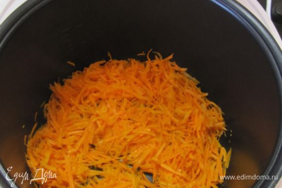 В чаше мультиварки обжарить натертую морковь и мелко нарезанный лук на растительном масле 6-7 минут при закрытой крышке в режиме "Малый объем".