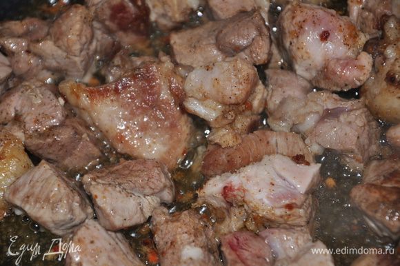 Мясо порезать кусочками. В чашу мультиварки налить немного растительного масла, положить куски мяса, поперчить. Поставить на режим "жарка" с открытой крышкой.