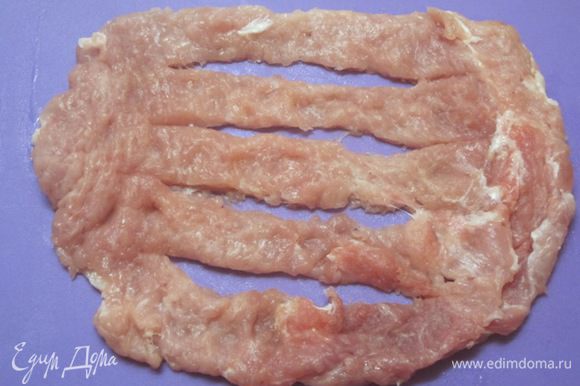 В каждой свиной отбивной острым ножом сделать прорези, но не дорезая кусок мяса до края 1-2 см.