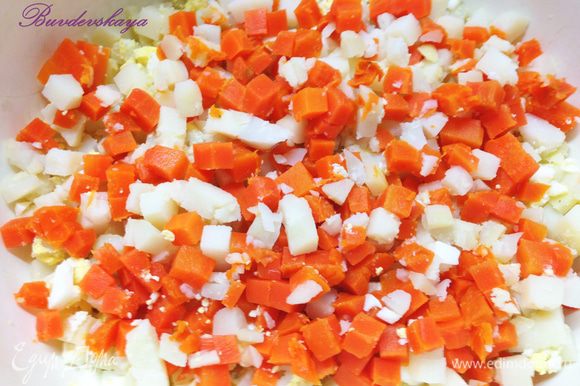 Морковь очистить и нарезать мелкими кубиками и добавить к картофелю.