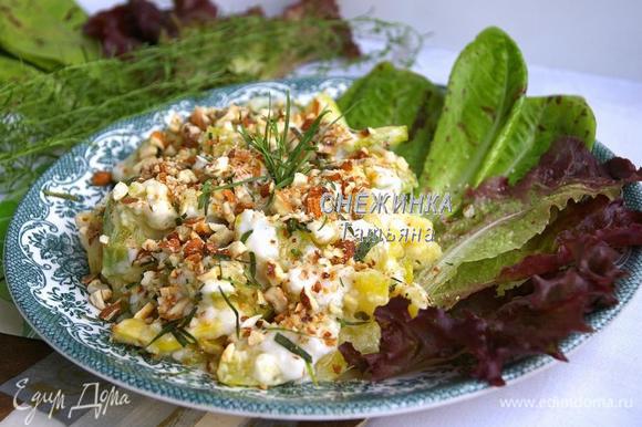 Соединяем цукини с соусом. На тарелку выкладываем листья салата, цукини, сверху посыпаем измельченным миндалем и листиками тархуна.
