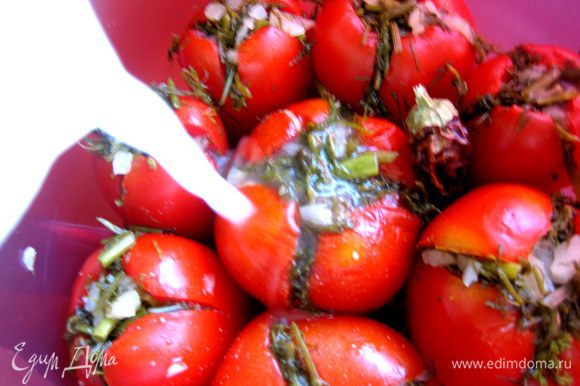 Заливаем томаты рассолом, чтобы они полностью оказались в воде.