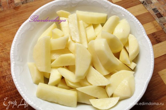 Картофель почистить и порезать ломтиками, добавить в бульон.