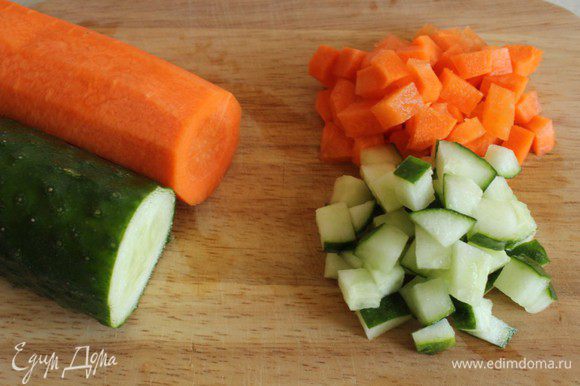 Нарезать средним кубиком свежую морковь и огурец.