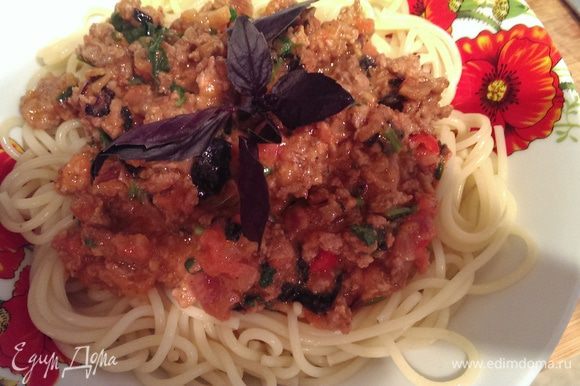 На тарелку выложить спагетти, сверху положить соус Болоньез и украсить листиками базилика. Приятного вам аппетита!