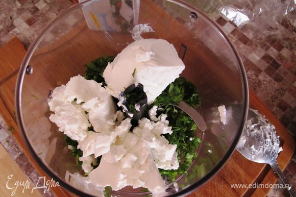 Отварить морковь. Для заправки смешать йогурт с горчицей. В блендере измельчить зелень с Фетой в пасту.