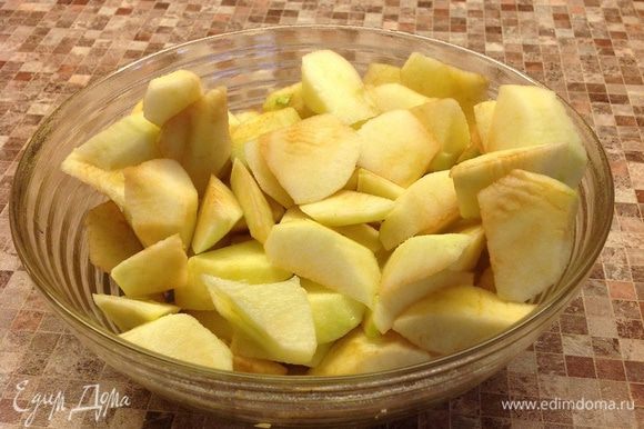 Нарежьте очищенные яблоки, сбрызните их соком половинки лимона.