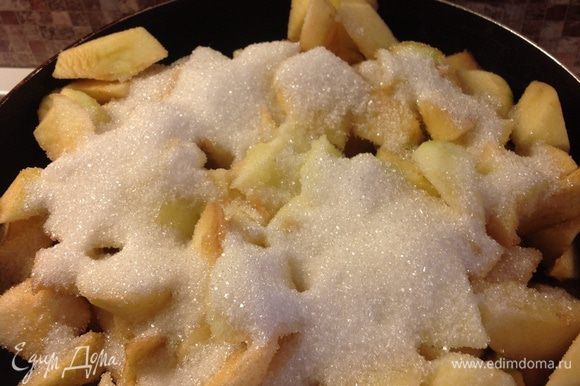 В сковороде потушите яблоки с сахаром в течение 10 минут.