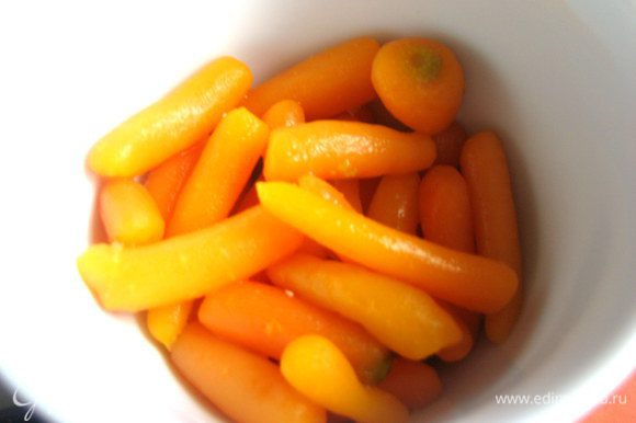 Вылавливаем морковку - это ценная вещь для украшения))) Ну и горошек тоже отправится в салатик отдельным слоем...