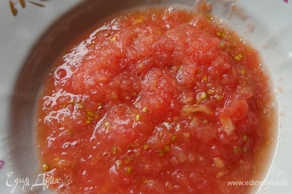 Натереть два помидора, шкурки удалить и получившийся сок влить к овощам и мясу.