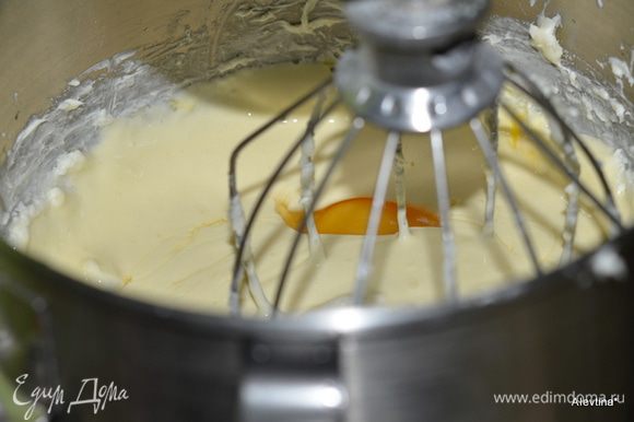 Взбить сливочный сыр на средней скорости до однородного мягкого состояния. Добавить сахар. Затем по одному яйцу за раз. После каждого раза перемешивая. затем добавим ванильный экстракт.