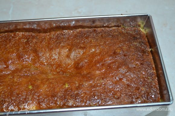 Готовый выпеченный горячий кекс проколоть деревянной палочкой насквозь и залить сверху порциями весь сироп, распределяя его по всей поверхности кекса. Дать выстояться кексу 1-2 часа.