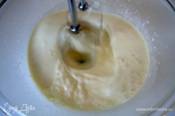Приготовить крем. Соединить сметану и сгущенное молоко, взбить в течение 5-7 минут.
