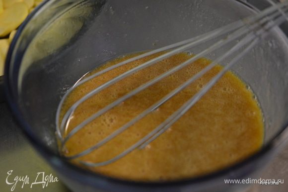 Для теста: смешаем сливочное масло и коричневый сахар, добавить по одному яйцу за раз после каждого перемешивать. Затем ванилин.