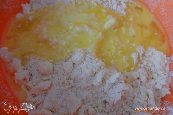 Готовим обычное рубленное тесто. Просеиваем муку, добавляем соль и сахар, хорошо, перемешиваем, затем порезанное кусочками масло, рубим длинным ножом в крупную крошку, добавляем чуть взбитое яйцо, быстро замешиваем тесто, формируя шар, заворачиваем в пленку и в холодильник на 1 час.