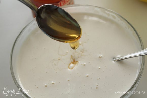 Яйца взбить с сахаром до получения пышной светлой массы. Добавить мед .