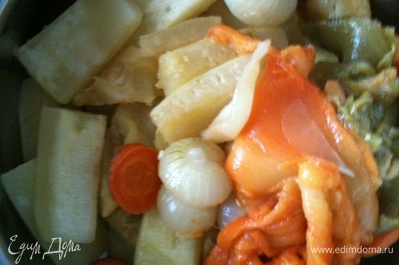 Очистить запеченный перец от шкурки и семян, все овощи сложить в кастрюльку.