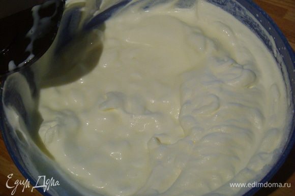 оставшуюся часть сливок вмешать к йогуртовой смеси - это наш йогуртовый слой.