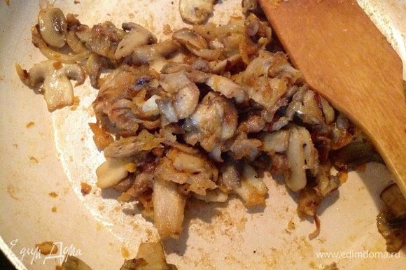 В конце жарки добавить соль, специи, столовую ложку муки и хорошо, быстро все перемешать! Несколько грибочков оставить для украшения.