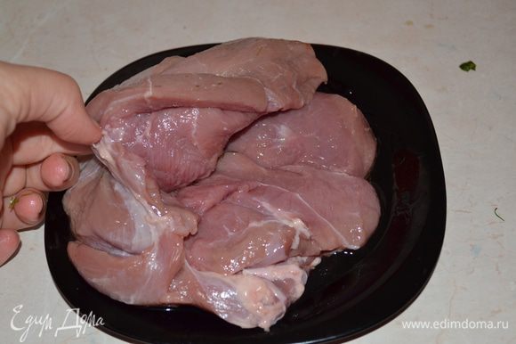 Мясо разрезать вдоль так, чтобы получился глубокий карман.