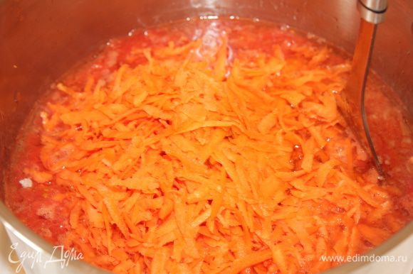 В томатно-чесночную массу добавить соль, сахар, масло, довести до кипения и положить натертую морковь.