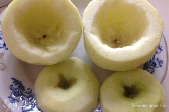 Яблоки почистить, аккуратно срезать верхнюю часть и удалить сердцевину, оставив бортики толщиной около сантиметра. Смазать их лимоном,чтоб не потемнели.