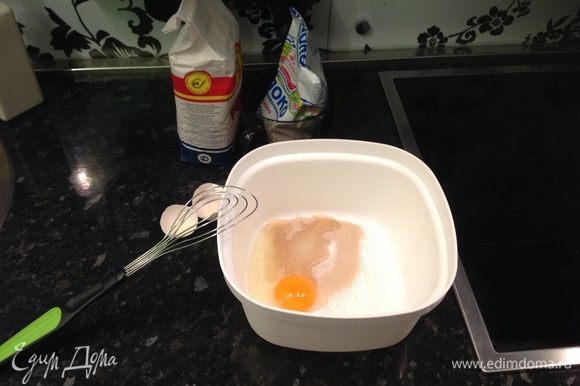 Смешиваем дрожжи с 1 ч.л. сахара. Добавляем яйцо и теплое молоко, ставим в теплое место.