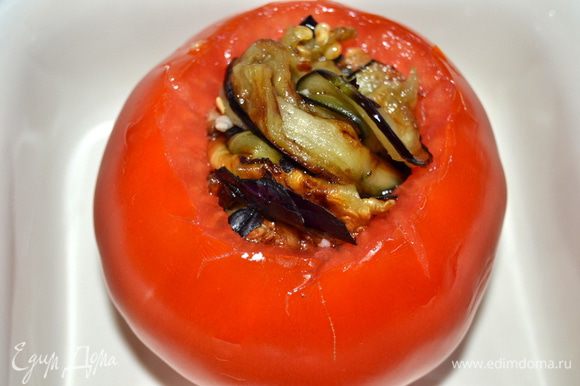 Начинить помидорку баклажаном с чесноком и базиликом.