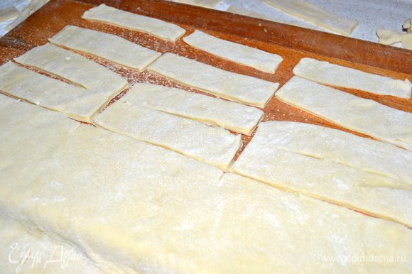 Раскатанное тесто нарезать на полоски или любые формы по желанию.