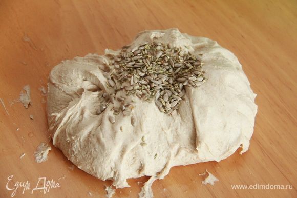 Добавляем семена фенхеля и подсолнечника. Вымешиваем тесто в течение 10-15 минут (чем дольше мнёшь, тем больше дырочек потом в хлебе). Оставляем под плёнкой на подъём на 2-2,5 часа.