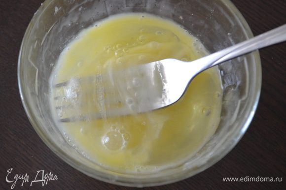 Яйцо взбить с солью вилочкой и ввести в молочно-масляную смесь, размешать.