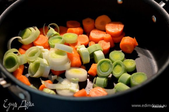 Обжарить слегка порубленный лук порей и очищенную и порезанную морковь. Выложить на дно слоукукера.