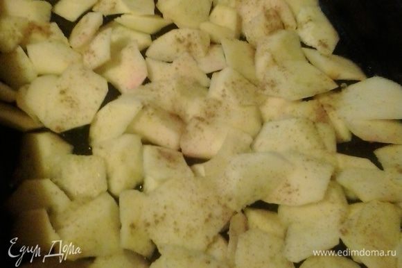 Яблоки очищаем от кожуры и семян, произвольно нарезаем. Выкладываем яблоки на противень, смазанный маслом и посыпанный сухарями.