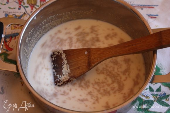 Для начала сделаем тесто. Для этого немного подогрейте молоко, добавьте воду и сахар. Всыпьте дрожжи и перемешайте деревянной ложкой.