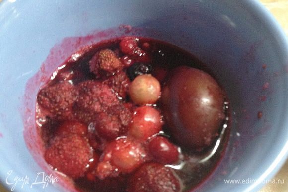 Ягоды, если замороженные, разморозить. Из 2-3 ягод выжать сок с мякотью.