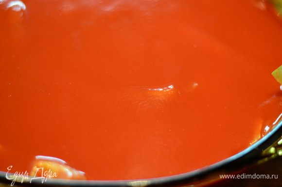 На верх выложить второй порцией моркови, тушенной с луком, залить оставшимся томатным соком, сделать везде проколы ножом, по боками тоже пройтись ножом, чтобы томатный сок стек вниз. Тушить в духовке около 2 часов при температуре 190–200°C. Можно за полчаса убавить температуру до 160°C. Чем больше блюдо томится, тем нежнее и вкуснее)
