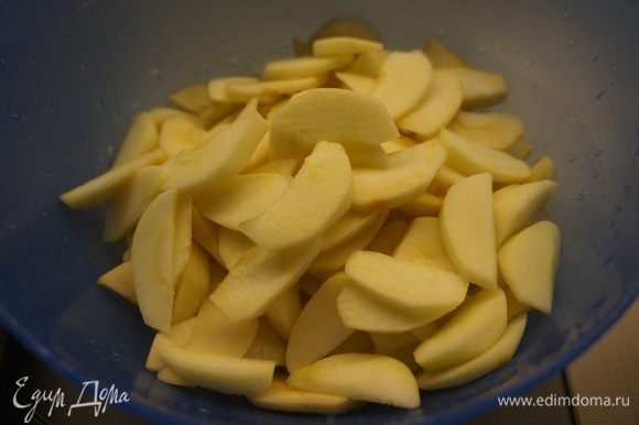 Для начинки яблоки помыть, очистить от кожуры и семян и нарезать тонкими дольками