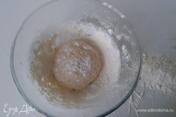 В воду добавляем яйцо, соль и взвиваем венчиком, затем постепенно вводим просеянную муку. Хорошенько вымешиваем тесто, чтобы оно оставалось эластичным. Оставляем его на час полежать, накрываем полотенцем.