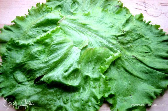 Стелим на тарелку листья салата без жёстких оснований.