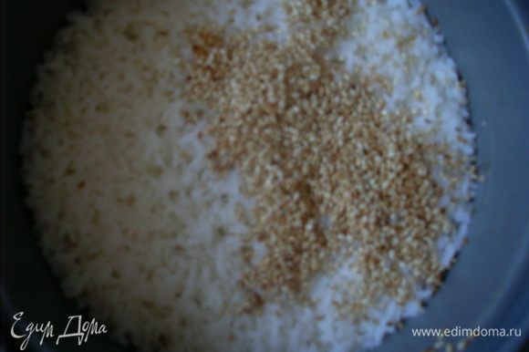 Поставить варить рис по-корейски (в него вся вода впитывается). Проще всего это сделать в рисоварке. Тем временем приготовить начинку.