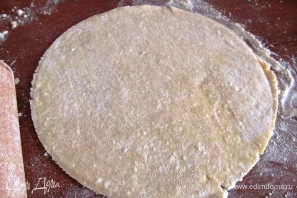 Достаем тесто, раскатываем и вырезаем с помощью небольшой тарелки 4 круга.