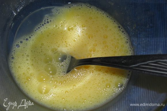 В сковороде разогрейте немного растительного масла, яйца взбейте вилкой и вылейте смесь в горячую сковороду.