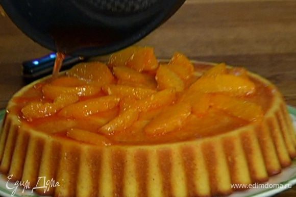 Остывший пирог перевернуть на блюдо, сделать несколько небольших проколов ножом и залить сиропом с мякотью.