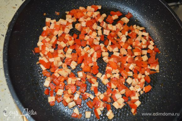 Ветчину, болгарский перец, помидоры слегка обжарить на сковороде.