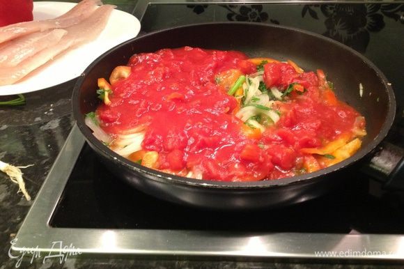 Добавляем помидоры консервированные и тушим 5 мин. Затем отправляет в сковороду нашу зелень. Приправляем солью и перцем по вкусу.