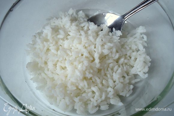 Готовый рис откинуть на сито, промыть холодной водой.