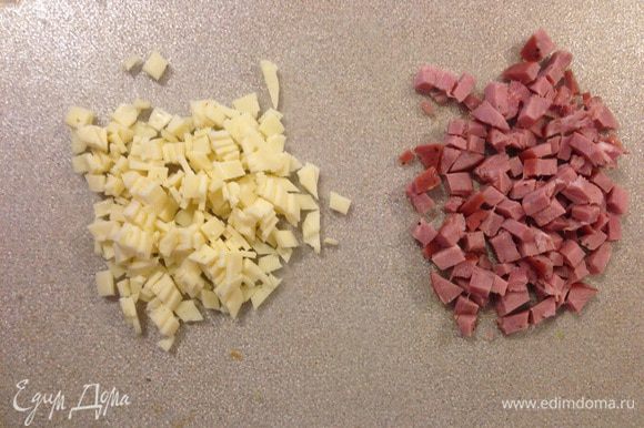 Сыр и колбасу режем на мелкие кубики