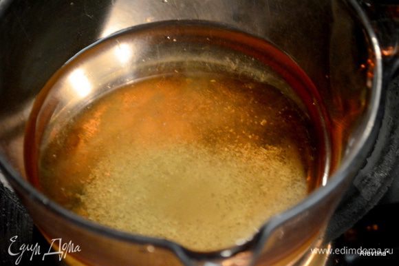 Смешать яблочный уксус и воду, соль, сахар и лимон.сок в емкости для плиты. Довести до кипения, сахар должен растворится как и соль крупная. Снять с огня и дать остыть 20 мин.